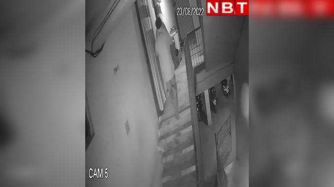 CCTV Video: पटना में बाइक चुराता चोर दिख गया सीसीटीवी कैमरे में, पब्लिक ने दबोच लिया... देखिए वीडियो 