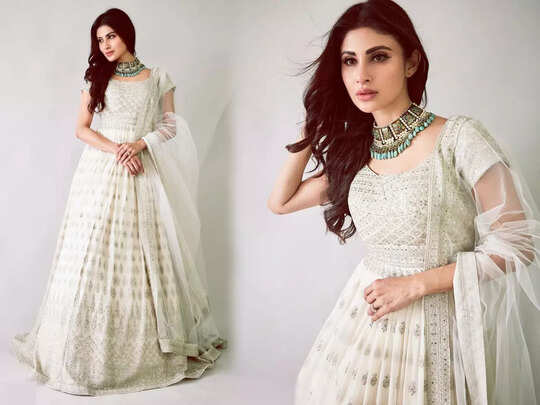 off white anarkali suit like mouni roy, मौनी रॉय जैसा गॉर्जियस लुक पाने की  है तमन्ना, तो ट्राय करें ये ऑफ व्हाइट Anarkali Dress और कुर्ती - try this  off white anarkali