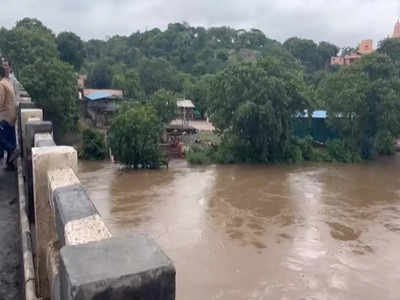 MP Flood Update: लगातार बारिश के चलते देवास के नेमावर में नर्मदा का जलस्तर बढ़ा, खतरे के निशान से छह फीट ऊपर बह रही