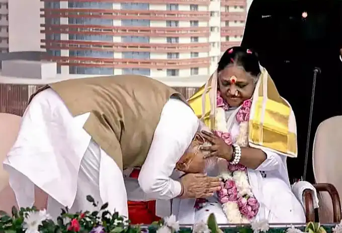 मंच पर पहुंचे तो फिर माता के चरणों में झुके मोदी