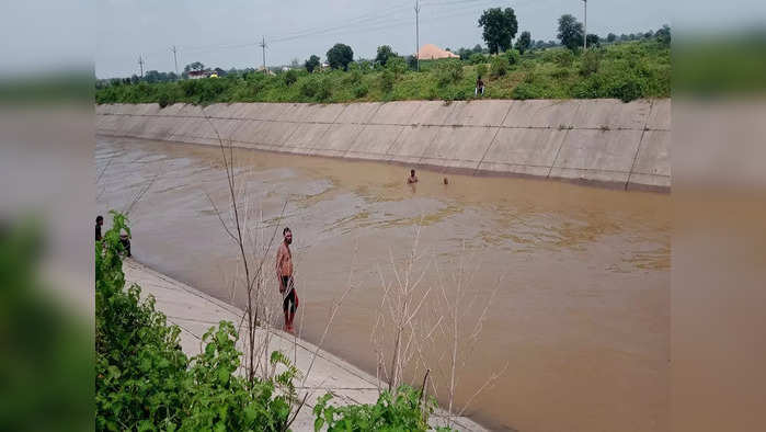 आई कपडे धूत होती, चार मुलं नहरात आंघोळीला गेली