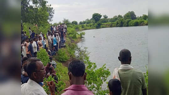 बैल धुण्यासाठी शेततळ्यावर गेले, खड्ड्याचा अंदाज चुकल्यानं पाय घसरला; दोन शेतकरी बुडाले