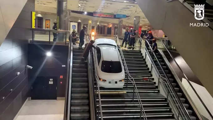 ​स्टेशन की सीढ़ियों में फंसी चोरी की कार