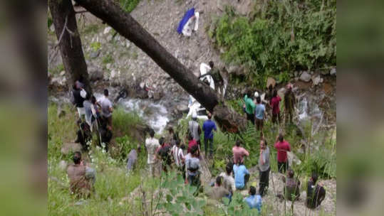 चालकाचं नियंत्रण सुटलं, कार थेट दरीत ; ८ जणांचा मृत्यू, तिघे जखमी