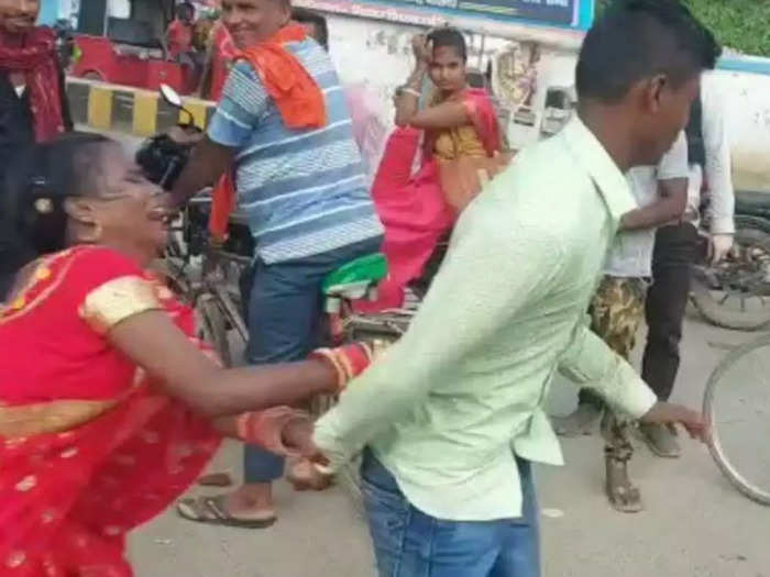 woman runs after groom on road shocking video viral