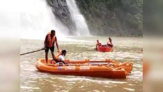 सेल्फी महागात पडला! धबधब्याजवळ दोघी बुडू लागल्या, ४ जण मदतीला धावले; क्षणात होत्याचं नव्हतं