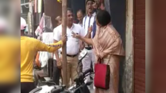 VIDEO : मनसे पदाधिकाऱ्याची मुजोरी; बॅनर लावण्याच्या वादातून महिलेला बेदम मारहाण