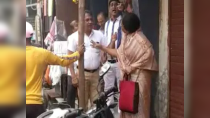 VIDEO : मनसे पदाधिकाऱ्याची मुजोरी; बॅनर लावण्याच्या वादातून महिलेला बेदम मारहाण