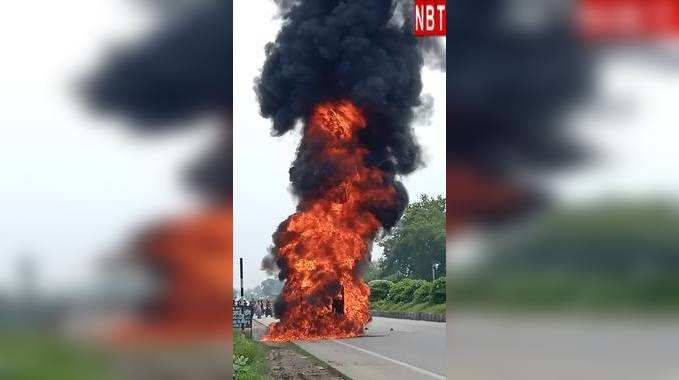 Gaya Video: बाराचट्टी में पेट्रोल-डीजल लदा ऑटो जलकर खाक, देखिए वीडियो