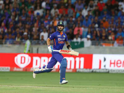 Virat Kohli vs Pakistan: पाकिस्तानियों को जमकर धोते हैं विराट कोहली, लगातार दूसरी फिफ्टी, कप्तान रोहित को पछाड़ा 