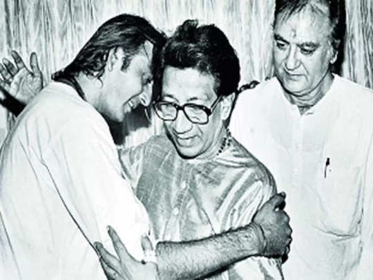 Bal Thackeray: जब जेल से रिहा होने के बाद संजय दत्त का पहला पड़ाव था मातोश्री, बाल ठाकरे को लगाया था गले... जानिए इस तस्वीर का किस्सा 