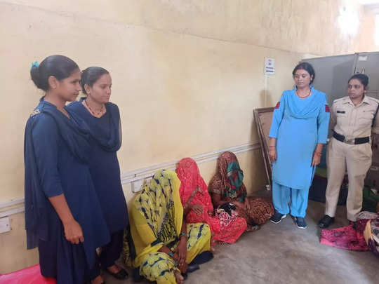 Tikamgarh : सेंट्रल बैंक से रुपए निकालकर निकला बुजुर्ग, 3 महिलाओं ने थैला काटकर 80 हजार किए पार, गिरफ्तार