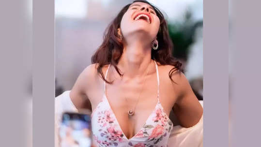 Cleavage दाखवायची काय गरज होती, अभिनेत्रीच्या बर्थडेचे फोटो पाहून चाहते संतापले