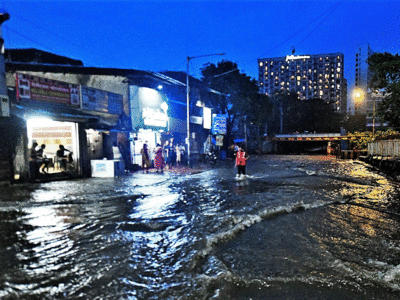 Mumbai rain: सड़कें ब्लॉक, ट्रेन और ट्रैफिक की थमी रफ्तार, बाढ़ से हालात...बारिश से बेहाल मुंबई की तस्वीरें? 