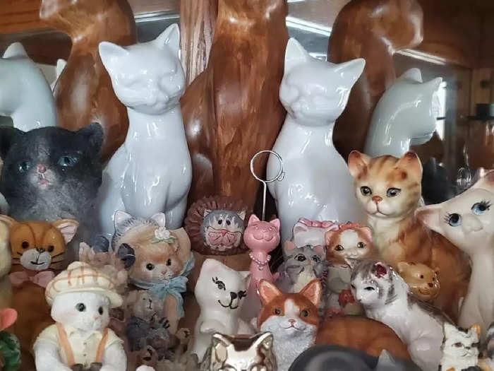 redners rescued cat figurine mewseum