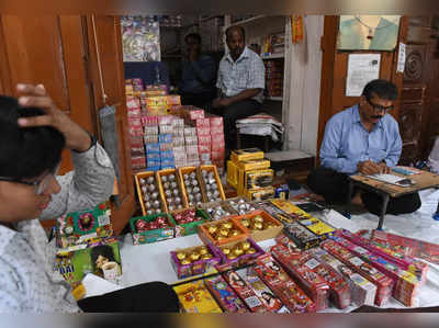 Fire Crackers Ban: कोई लगा रहा है पटाखे बेचने का नया जुगाड़, तो कोई बदलेगा बिज़नस, पटाखों पर बैन लगने से दिल्ली के व्यापारी बेचैन