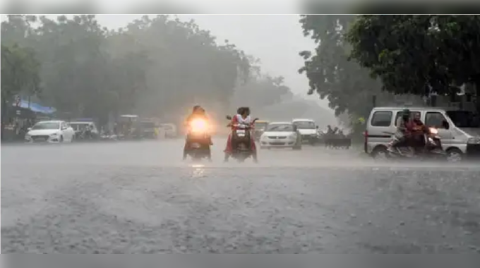 આખા દિવસના ઉકળાટ બાદ વાતાવરણમાં પલટો, અમદાવાદ-ગાંધીનગરમાં ગાજવીજ સાથે વરસાદ 