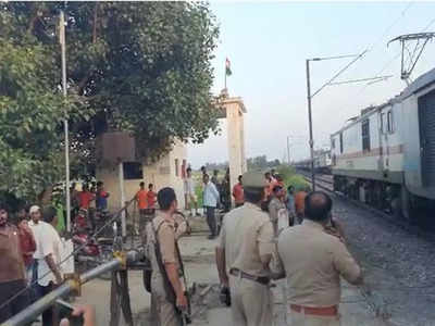 स्टेशन मास्टर ने चलाई गोली, भड़के गेटमैन ने रुकवा दी ट्रेन... हरदोई में पुलिस ने समझाकर खुलवाया रेलवे रूट