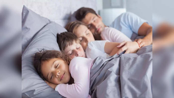 Parenting Tips: 'या' वयानंतर पालकांनी मुलांसोबत झोपू नये, होतील 5 नुकसान