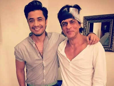 Ali Zafar: पाकिस्तानी एक्टर अली जफर नहीं करना चाहते हैं शाहरुख खान के साथ काम, शहनाज गिल के लिए कही बड़ी बात 