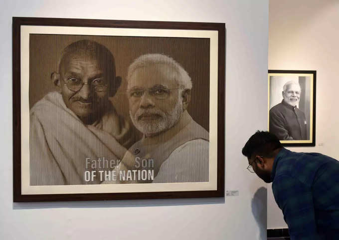 महात्मा गांधी के साथ पीएम मोदी। इसमें लिखा है राष्ट्र के पिता-पुत्र