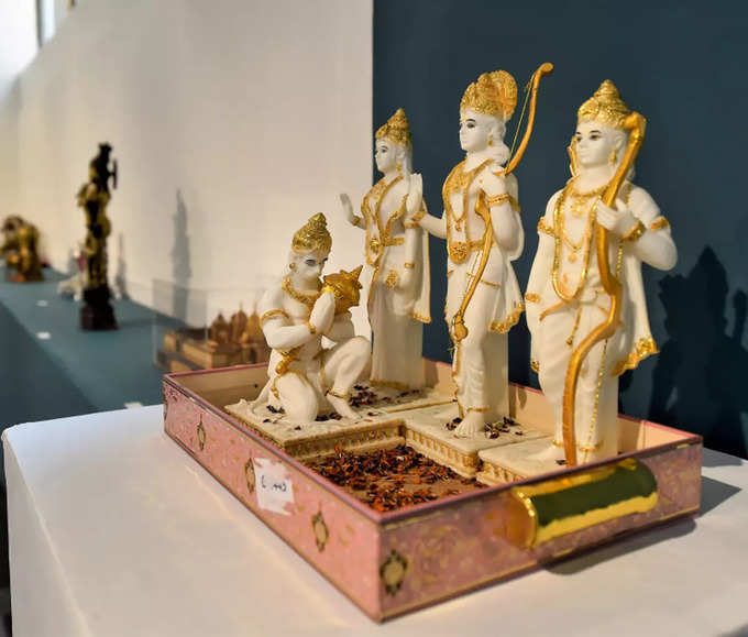राम-जानकी, लक्ष्मण और हनुमान। पीएम मोदी को उपहार में मिली यह खास मूर्ति भी शामिल है।