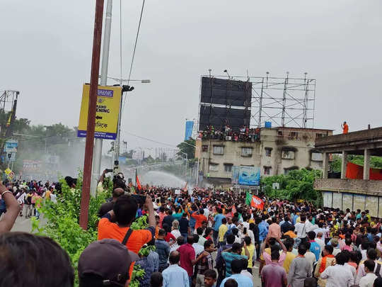 Kolkata BJP Protest: आंसू गैस के गोले, सुवेंदु-लॉकेट हिरासत में... कोलकाता की सड़कों पर ममता सरकार से बीजेपी की जंग 