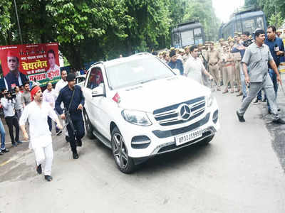 Lucknow SP Protest: लखनऊ में सपा के हल्ला बोल से पहले पुलिस का पहरा, विधानसभा कूच कर रहे कई विधायक हिरासत में, देखिए तस्‍वीरें 