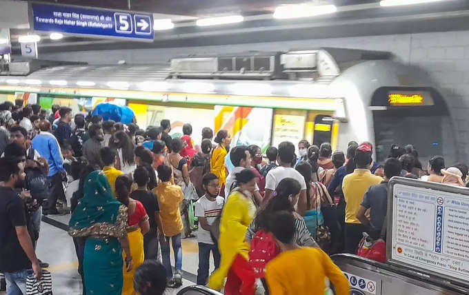 कोविड के झटकों से उबर रही दिल्‍ली मेट्रो