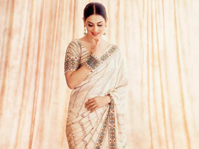 riteish deshmukh wife genelia dsouza looks stuns in off-white jj valaya saree