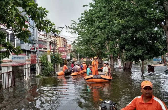 नदी बन चुकी पटना में उतरे थे मोटरबोट्स