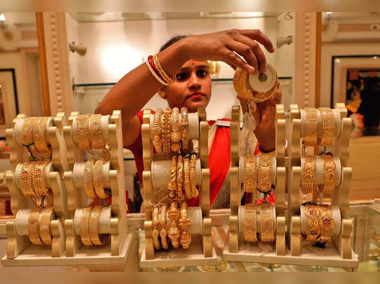 Gold Silver Price Today: ભારતમાં સોનાનો ભાવ છ મહિનાના તળિયેઃ અત્યારે ખરીદતા પહેલાં આટલું જાણી લો 