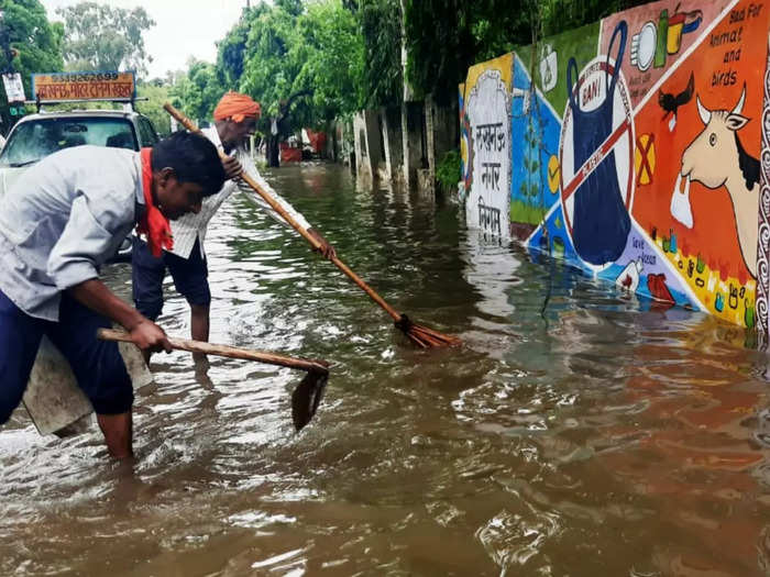 Lucknow Rain: मुस्कुराइए आप लखनऊ में है-डायलॉग हुआ पुराना, बारिश के बाद बेहाल दिखी राजधानी, नगर निगम की तैयारियों पर उठे सवाल