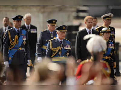 लाइंग-इन-स्टेट परंपरा में ब्रिटेन की महारानी के ताबूत के पास मौजूद रहेंगे आठों पोते-पोतियां, प्रिंस हैरी भी पहनेंगे सैन्य वर्दी 
