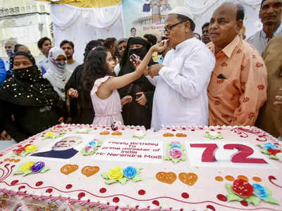 Narendra Modi Birthday: 72 साल के मोदी, 72 किलो का केक, अहमदाबाद में मुस्लिम समुदाय ने अनूठे ढंग ने मनाया जन्‍मद‍िन 