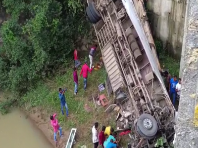 झारखंड में यात्रियों से भरी बस नदी में गिरी, अब तक 7 लोगों की मौत