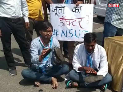 जूतों का डॉक्टर NSUI: जयपुर की सड़कों पर अजब नजारा, कहीं बूट पॉलिश तो कहीं एनएसयूआई कार्यकर्ताओं ने बेची चाय 