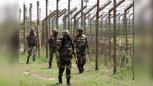 सीमेवर एकाच खड्ड्यात सापडली ८ पोती, उघडताच BSF जवान हादरले