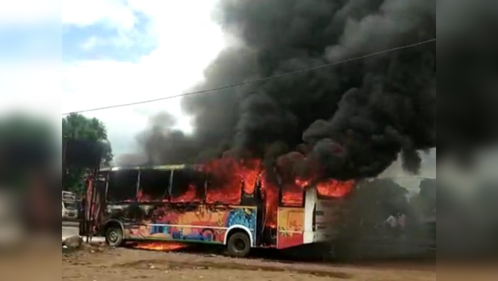 Burning Bus: चालत्या बसला अचानक आग, चालकाच्या प्रसंगावधानामुळे मोठा अनर्थ टळला, पाहा VIDEO