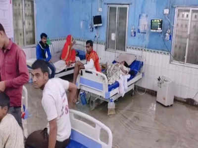 जब पानी में तैरने लगा स्वास्थ्य मंत्री तेजस्वी यादव के गृह जिले का अस्पताल