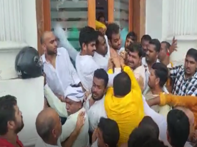 चाचा को लात और मुक्का मारते दिखे भतीजे, भोजपुर RJD जिलाध्यक्ष के चुनाव के दौरान हुए हंगामे का वीडियो वायरल