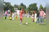 साड़ी संग खूब जंच रहा गॉगल्स... फुटबॉल खेलती नजर आईं TMC सांसद महुआ मोइत्रा, देखें तस्वीरें