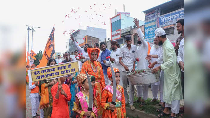 मराठा समाजाच्या मोर्चेकऱ्यांवर मुस्लीम बांधवांकडून पुष्पवृष्टी