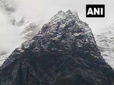 Uttarakhand Snowfall: केदारनाथ की पहाड़ियों पर हुई मौसम की पहली बर्फबारी, देखें खूबसूरत तस्वीरें 