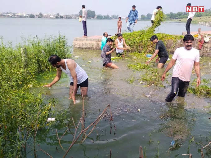 बीजेपी कार्यकर्ताओं संग तालाब में उतरे विधायक, करने लगे सफाई