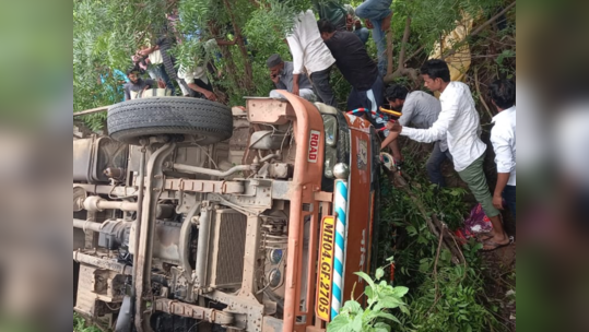 Nanded Accident : खड्डे चुकवण्याच्या नादात भीषण अपघात; तिघांचा जागीच मृत्यू