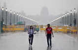 Delhi Rain: कोई बेंच के नीचे छिपा, कोई पेड़ के, किसी के लिए बारिश ने मौसम किया रोमांटिक, देखें दिल्ली में बारिश की तस्वीरें