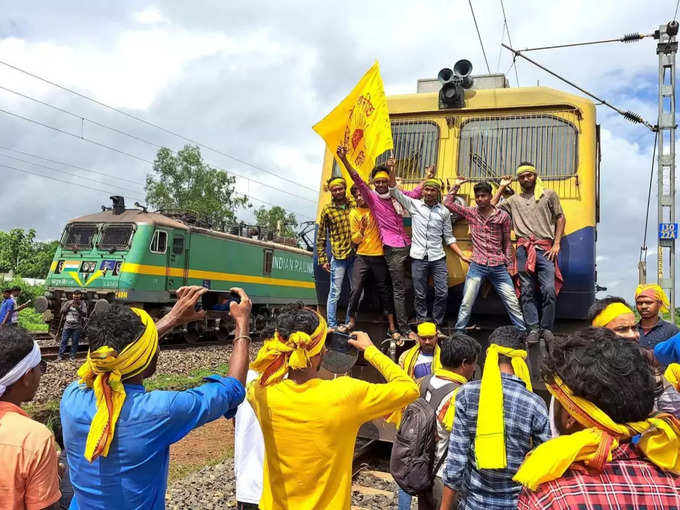 पश्चिम मेदिनीपुर में रेल इंजन पर कब्‍जा, ST का दर्जा देने की मांग