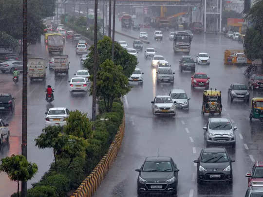Delhi NCR Rain: दिल्ली-नोएडा के कई हिस्सों में बारिश, जानें कैसा रहेगा इस हफ्ते का मौसम 