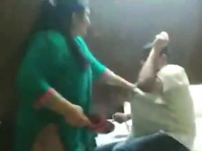 viral video wife caught husband with girlfriend in hotel room agra